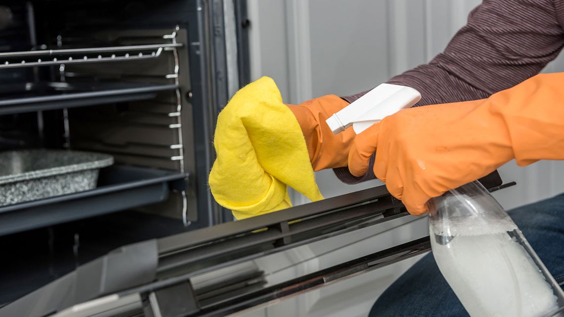 Cleaning inside of oven door