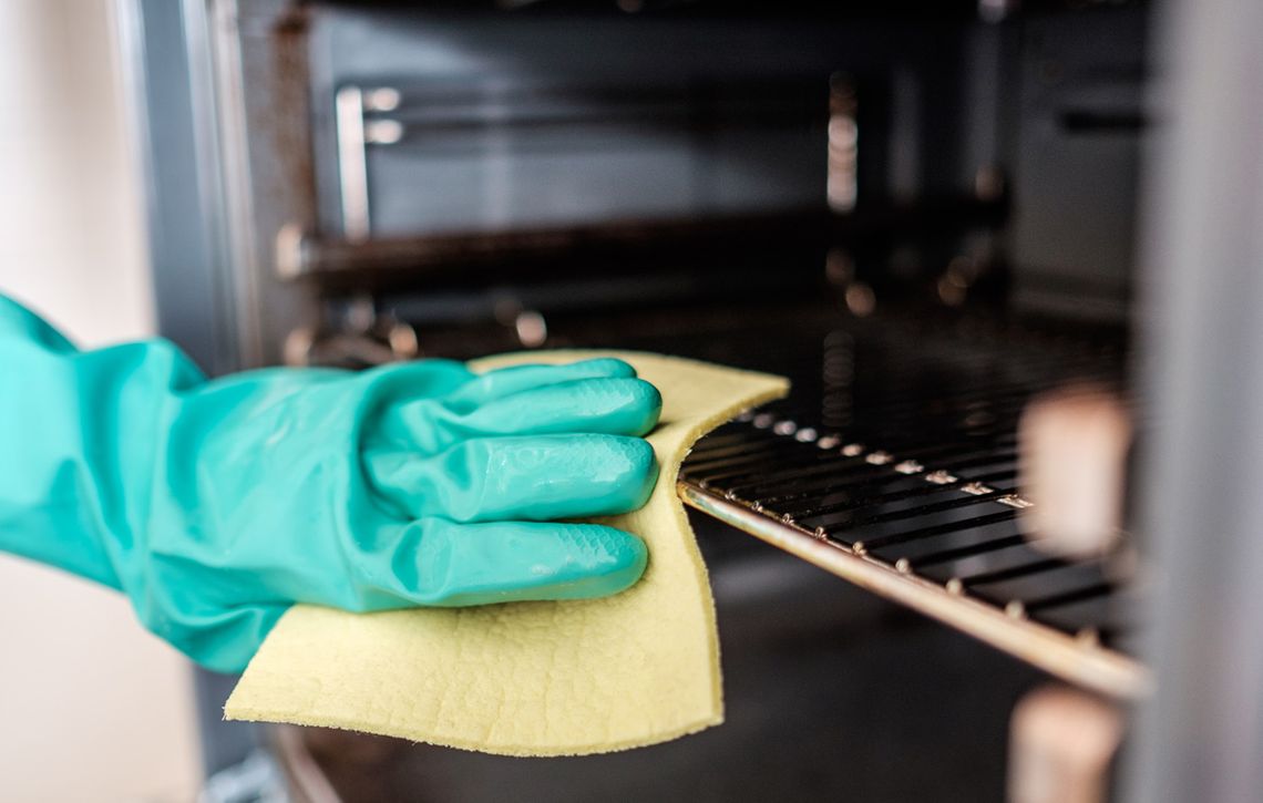 Cleaning oven